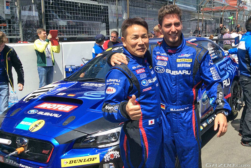 ニュルブルクリンク24時間のスタート前のグリッドでポーズをとる吉田寿博選手