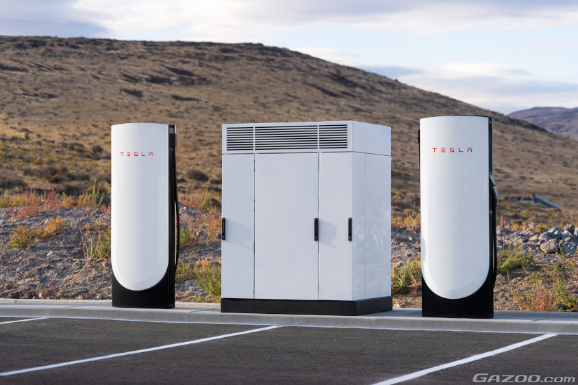 テスラの「NACS規格」のスーパーチャージャー