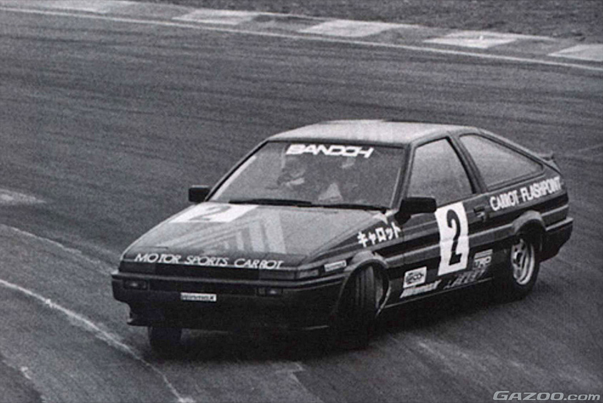 リヤを滑らせながら走る土屋圭市氏