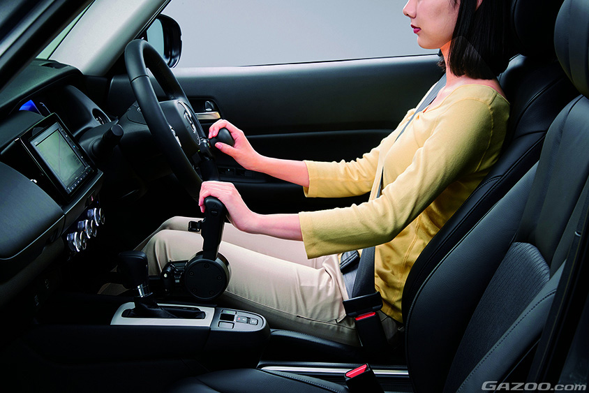 足や片手が不自由な方向けのHondaテックマチックシステム