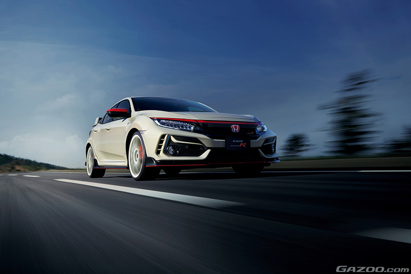 純正アクセサリーを装着したシビックタイプR