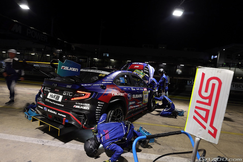 ニュルブルクリンク24時間でマシンの状態をチェックするメカニックたち