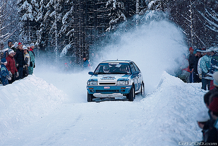 1987年のWRCスウェディッシュラリーで勝利を挙げたファミリア4WD