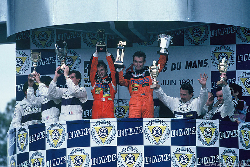 マツダ787Bのドライバー達が登壇したル・マン24時間レースの表彰台