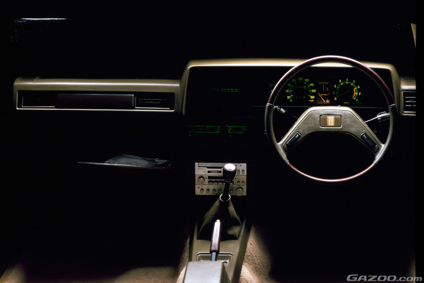 4代目カローラ 1500SEの運転席