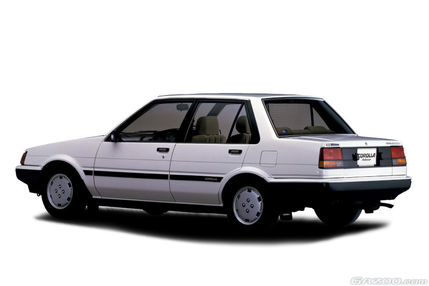 5代目カローラ 4ドア 1500 SE サルーンのリヤ