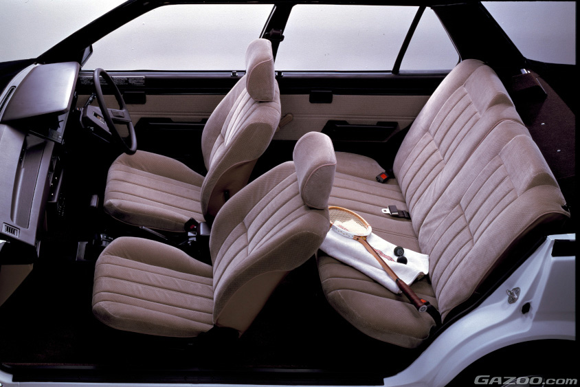 5代目カローラ 4ドア 1500 SE サルーンのインテリア