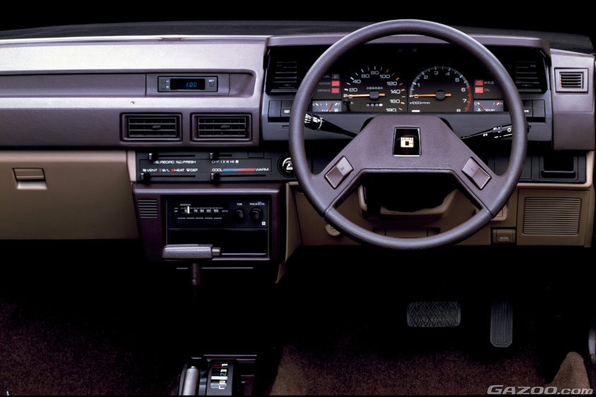 5代目カローラ 4ドア 1500 SE サルーンの運転席