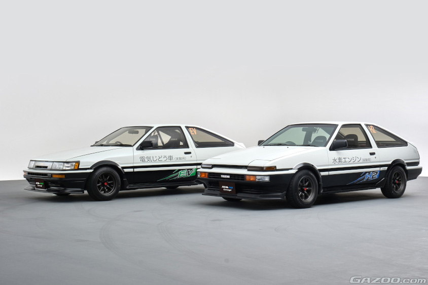 東京オートサロン2023に展示されたAE86 BEV Concept（電気じどう車／右）とAE86 H2 Concept（水素エンジン車／左）