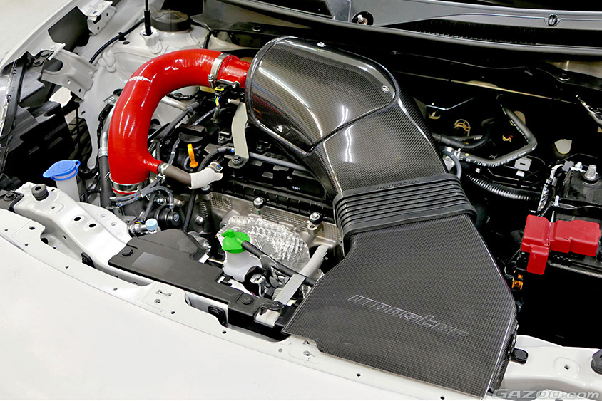モンスタースポーツのパーツを装着したスイフトスポーツのエンジンルーム