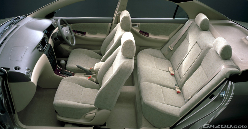 トヨタ・カロ―ラ（9代目）の車内