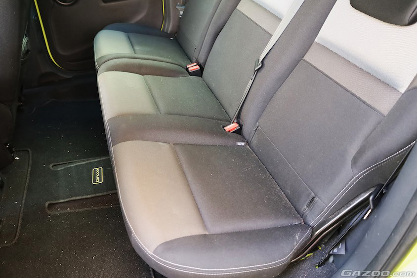 リヤシート清掃前