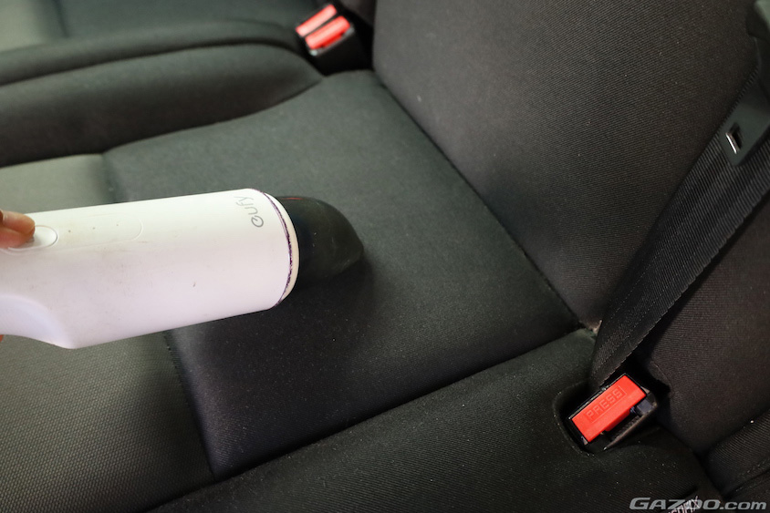 フロントシートに掃除機