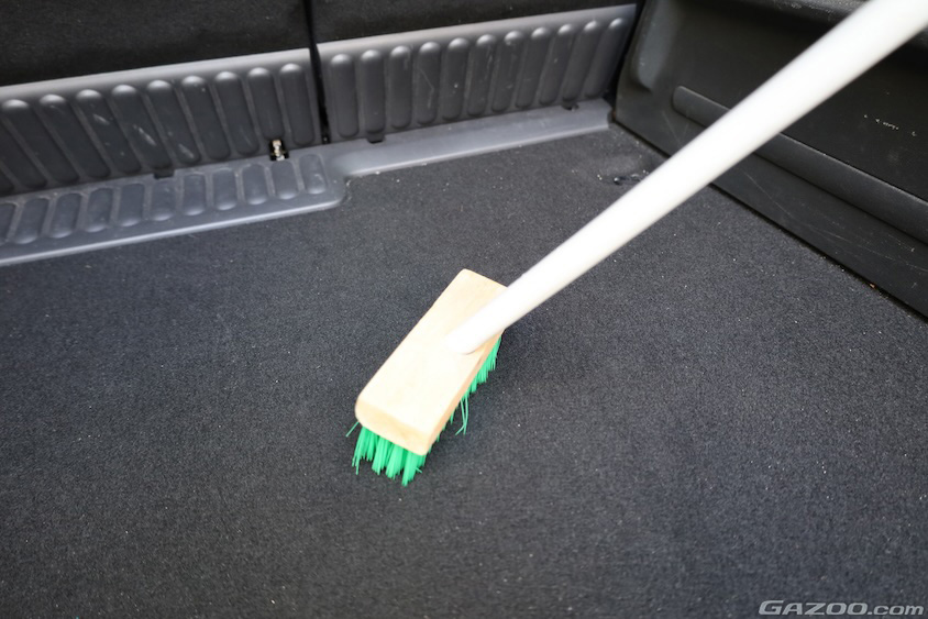 デッキブラシ清掃イメージ