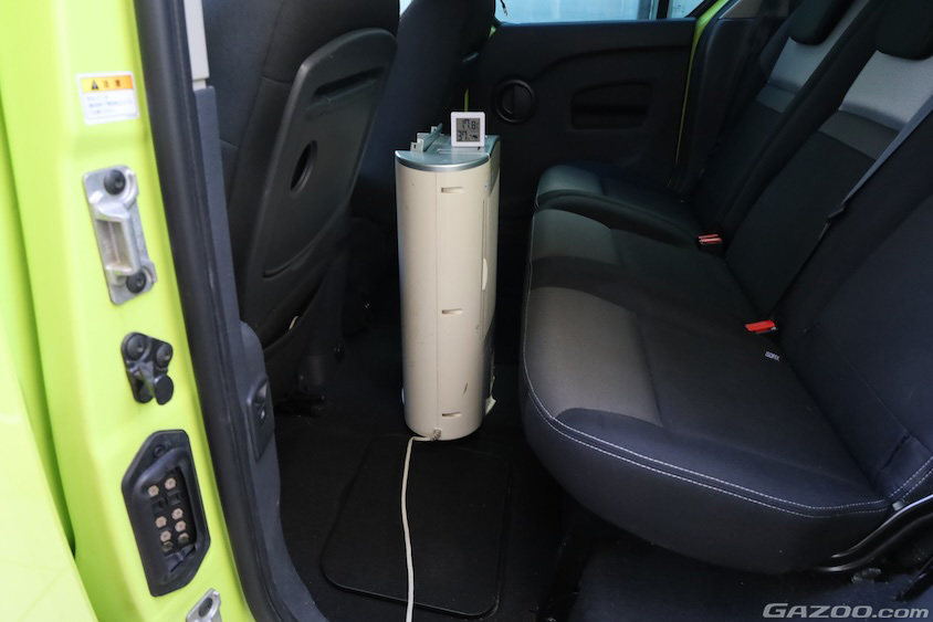 室内に除湿機をセット