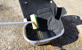 フロアマットの砂埃は、叩いてデッキブラシをかけて水で流すべし！【自分でやってみる車内清掃】