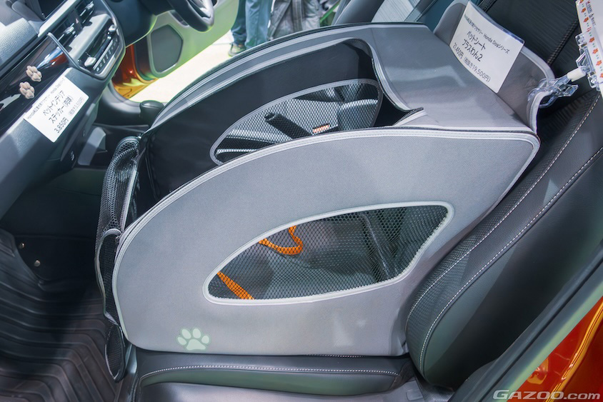 助手席にセットしたソフトケージ