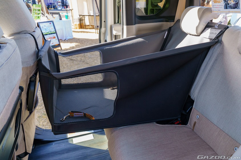 リアシートに設置したサークル