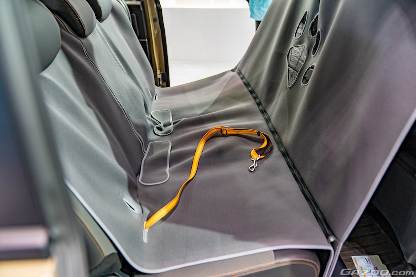 リアシートにセットしたマット