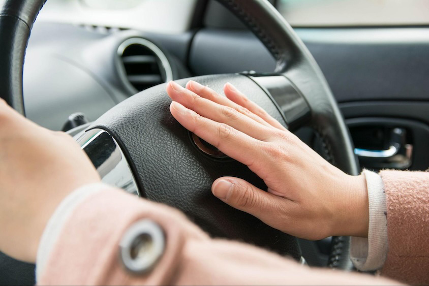 クラクション鳴動イメージ