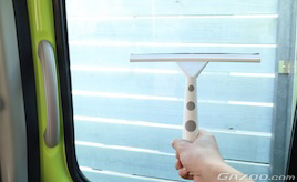 窓ガラス内面の頑固な油汚れはスクイジー+ガラスクリーナーで落とすべし!【自分でやってみる車内清掃】