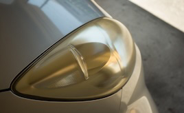 洗車したのに古く見える？ヘッドライトの黄ばみ・くもりの原因と対策