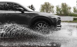 ブレーキの“効き始めが遅い”朝がある？ 雨・洗車後の違和感を仕組みから解説