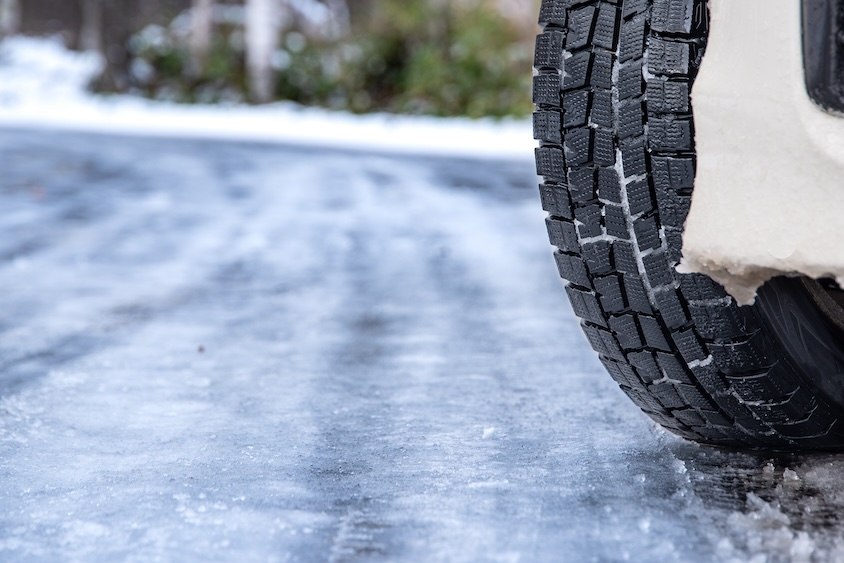 氷板路のスタッドレスタイヤ