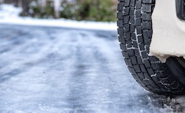 スタッドレスタイヤはなぜ滑りにくい？凍った道でタイヤが滑る理由とノーマルタイヤとの違い