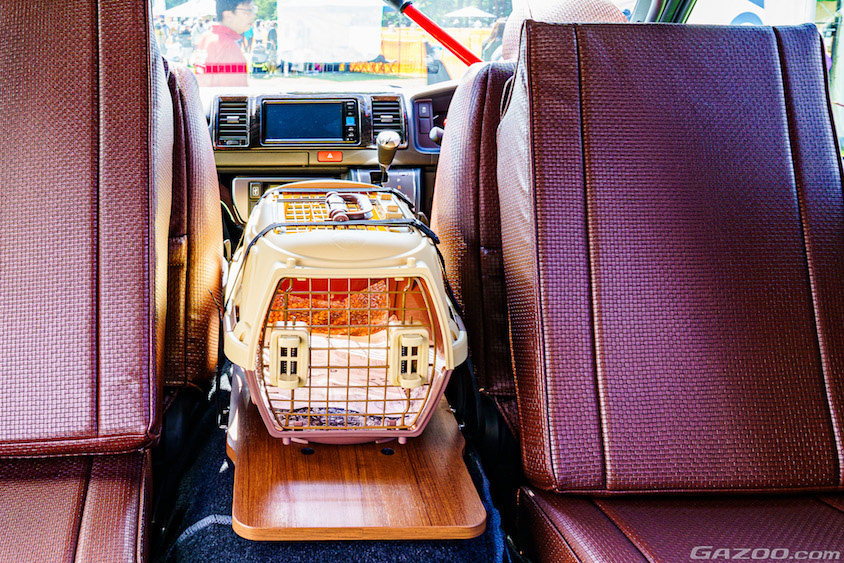 フロントセンターボードにセットされたクレート