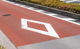 【交通ルールクイズ】道路の「ひし形マーク」の意味、答えられますか？