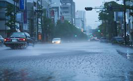 大雨で道路が冠水していたら? ドライバーが知っておきたいリスクと対処法