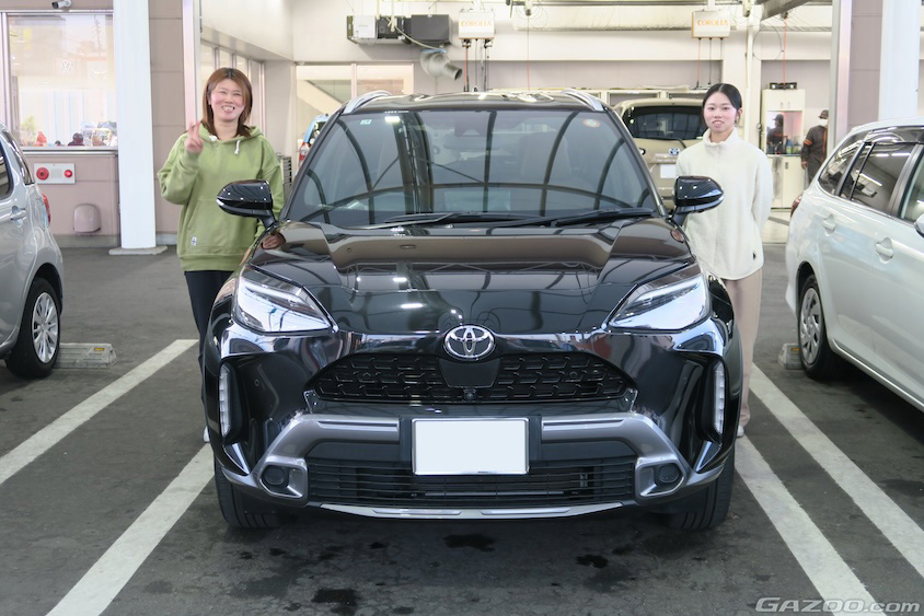 Ｔさん親子とヤリスクロス記念撮影