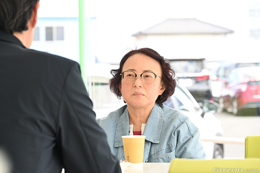 インタビュー中のFさん