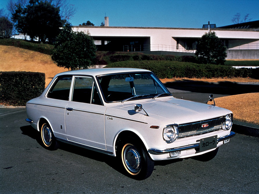 1966年式「カローラ」。運転席窓の前方が三角形に区切られていることがわかる（写真：トヨタ自動車）