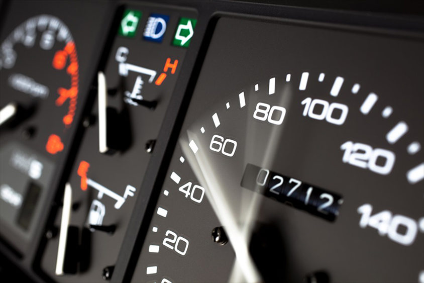 速度警告音は、高速道路での速度オーバーを警告するアラーム