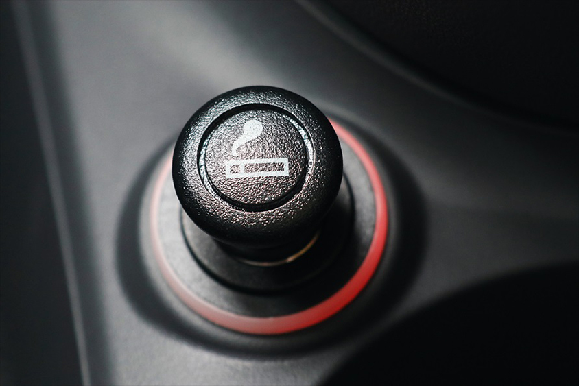 シガーライターを押し込んで一定時間が経つと熱せられてタバコに火を付けることができるように