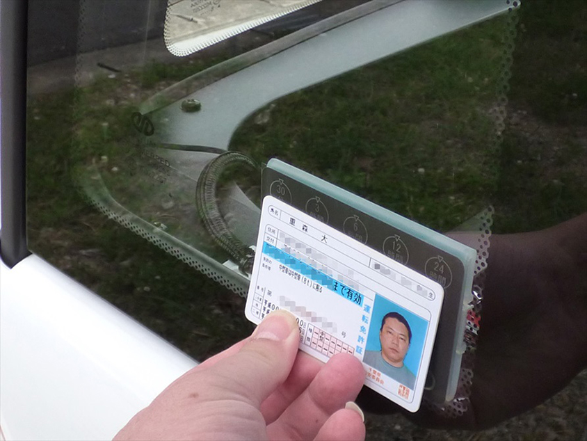 カードリーダーに運転免許証をかざすと、ドアロックが解除される