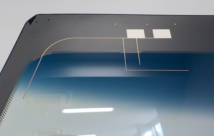 フロントガラスに一体化されたガラスアンテナ