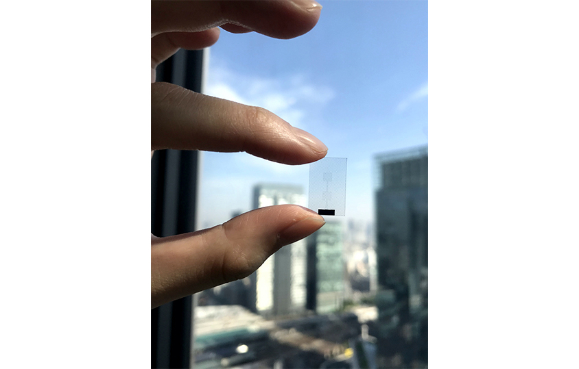 指先でつまめるほど小さな5Gアンテナがガラスに取り付けられる