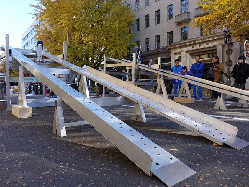 日本のレースで使われるスタート台。この坂を下る勢いで加速し、ゴールを目指す