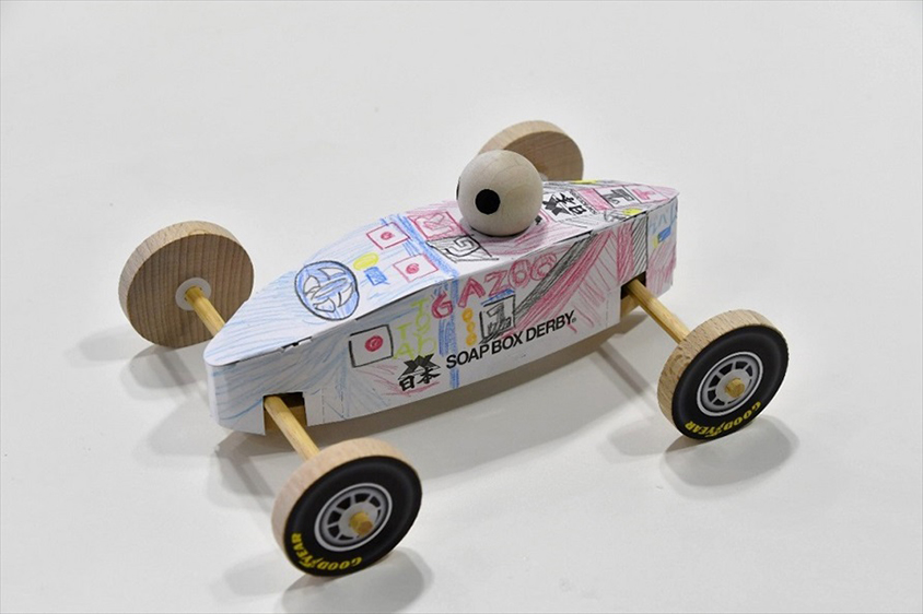 実車ではなく模型で戦う「モックカー」。走らせるだけでなく、作る楽しみもある