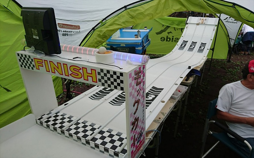 実車と同じように「モックカー」も重力の力、つまり坂道を下る勢いで走らせる