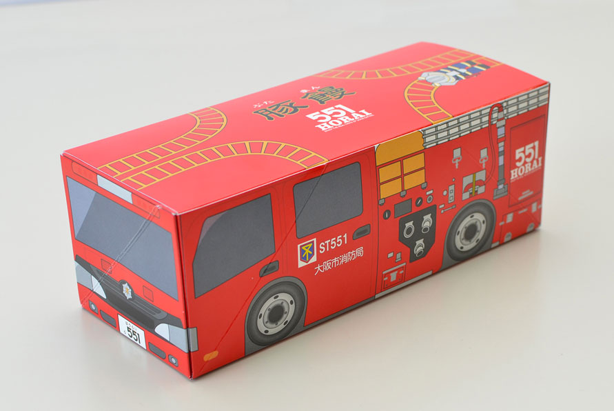 豚まん4個入760円（税込）が入る紙箱パッケージが消防車に