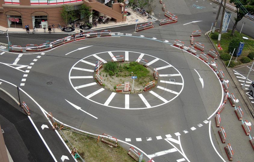 欧米には多く普及している ラウンドアバウト 環状交差点 って何 トヨタ自動車のクルマ情報サイト Gazoo