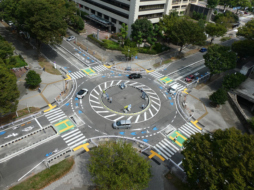 分離島により歩行者の横断距離を短縮　（写真：緑政土木局路政部道路維持課）