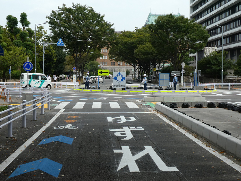 ラウンドアバウトへの進入地点　（写真：緑政土木局路政部道路維持課）