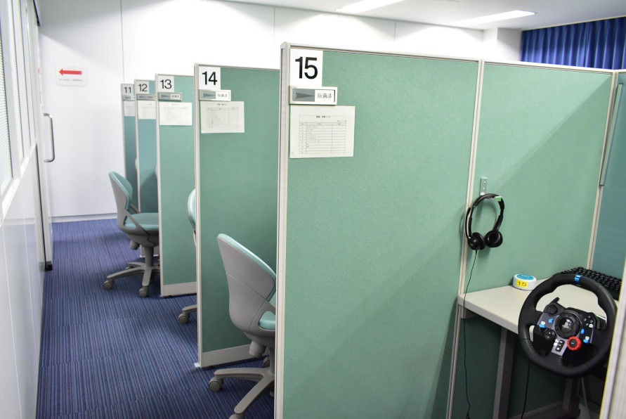 個別に仕切られた受診室へ