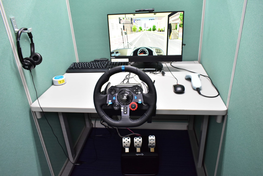 ハンドルとペダルが備えられている