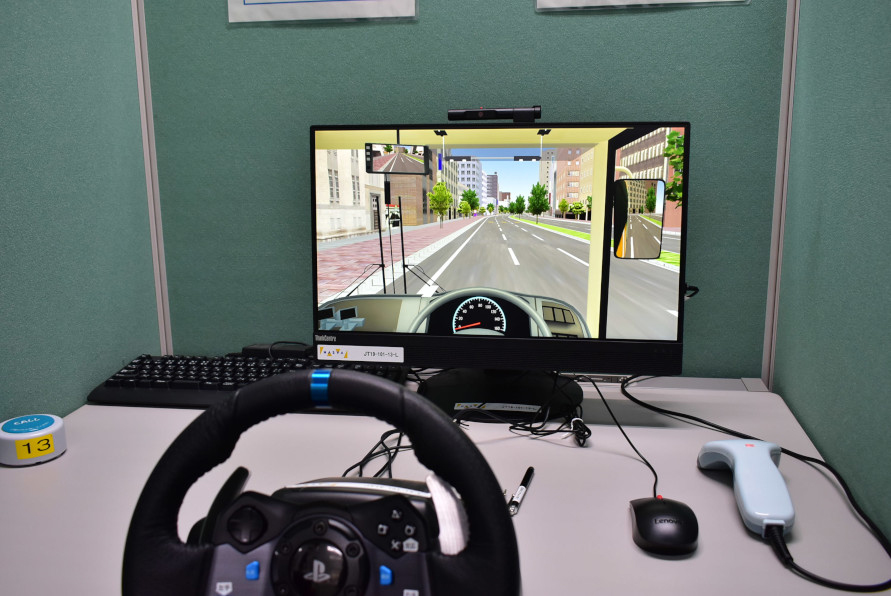 CGシミュレーションでさまざまな状況での運転を実践する